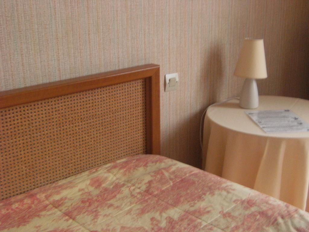 Hotel Le Soleil D'or à Vimoutiers Chambre photo